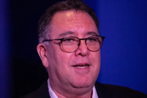 Santos aprova contas com dívida de R$ 1 bi e alerta financeiro