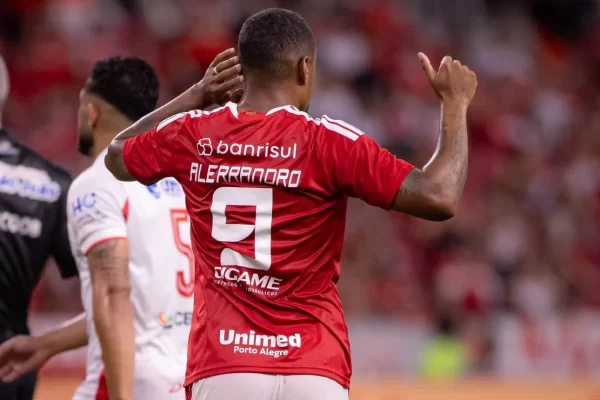 Alerrandro pode substituir Borré no ataque do Inter