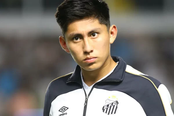 Cuca conversa com Miguelito e meia pode ganhar nova chance