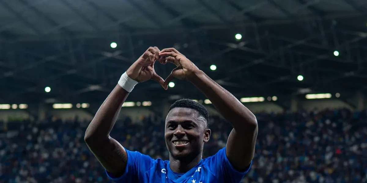 Cruzeiro vira líder da Libertadores com gol de Villarreal nos acréscimos