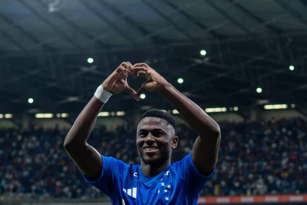 Cruzeiro vira líder da Libertadores com gol de Villarreal nos acréscimos