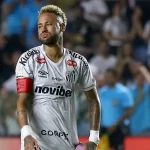 Neymar acerta trave e torcida lamenta: ‘Que pecado’ em Santos x Coritiba
