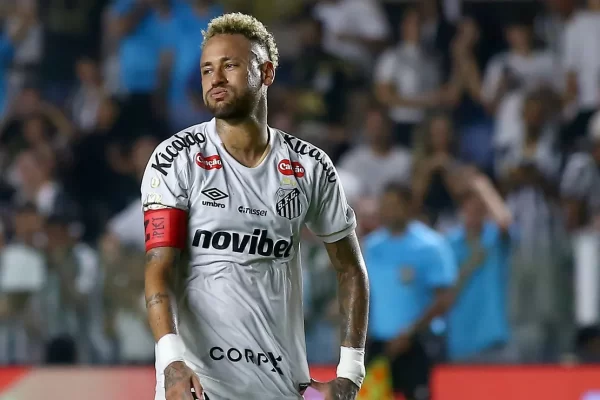 Neymar acerta trave e torcida lamenta: ‘Que pecado’ em Santos x Coritiba