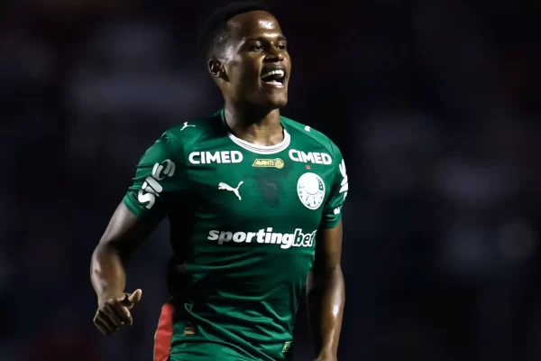 Palmeiras vence no fim e mantém liderança com 5ª vitória seguida