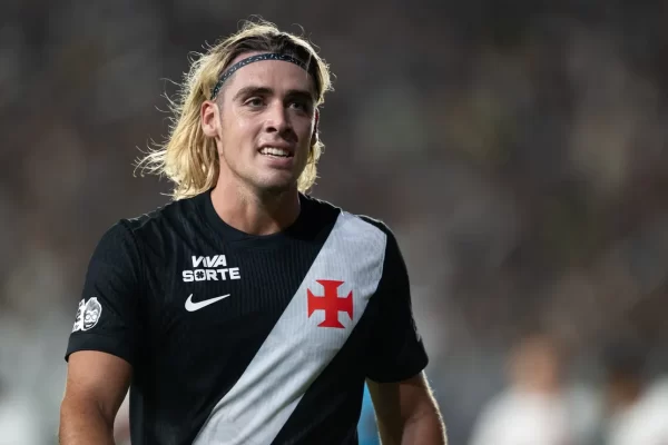 Spinelli conquista torcida e briga por vaga no ataque do Vasco