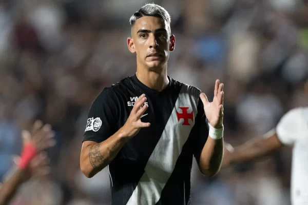 Torcida do Vasco esgota paciência com Puma Rodríguez em clássico