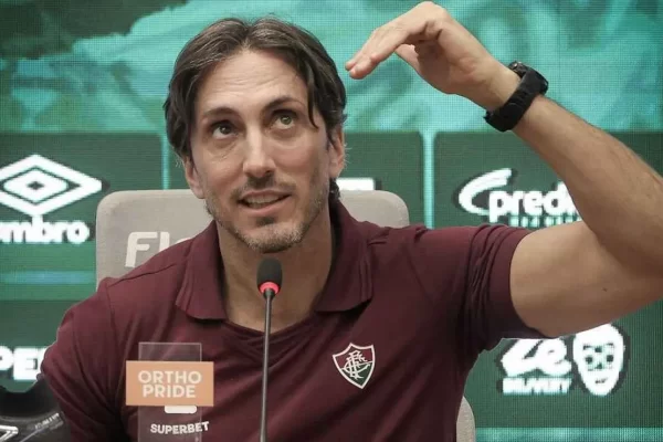 Zubeldía explica ausência de Riquelme Felipe no Fluminense