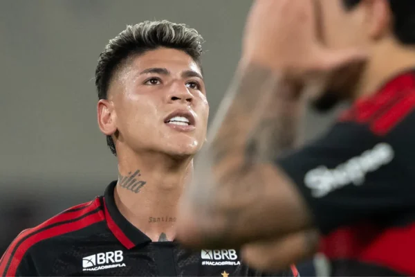 Torcida do Flamengo invade aniversário de Carrascal após expulsão contra o Palmeiras