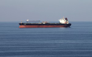 Navio com bandeira das Ilhas Marshall cruza Estreito de Ormuz rumo à Índia