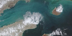 Tensão no Oriente Médio: EUA atacam base iraniana perto de Ormuz