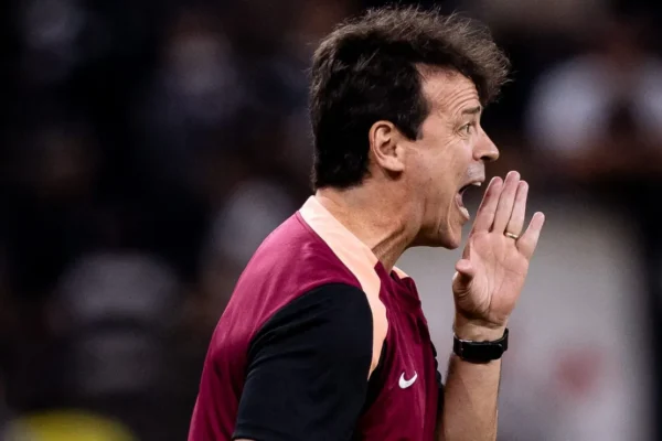 Diniz escala força total, mas Corinthians decepciona e perde do Platense em casa