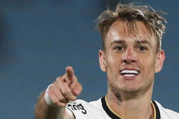 Roger Guedes visita Corinthians, mas volta ao Brasil não passa de fofoca