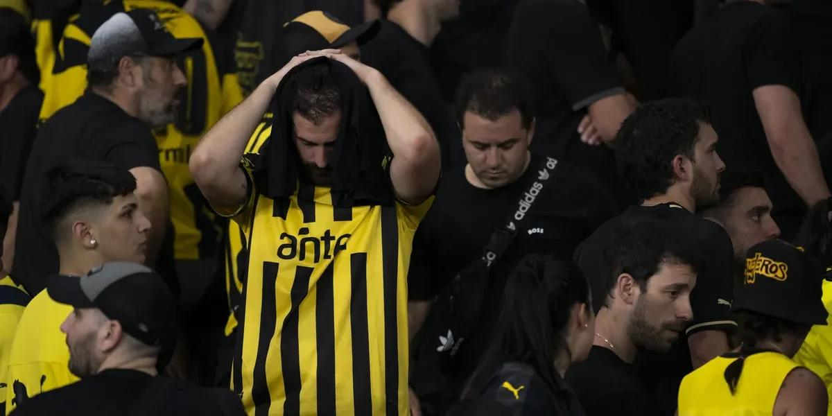 Torcedor do Peñarol preso e ônibus cercado antes de jogo contra o Corinthians