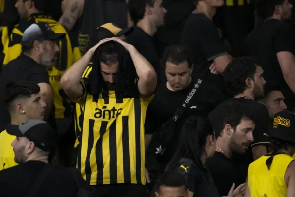 Torcedor do Peñarol preso e ônibus cercado antes de jogo contra o Corinthians