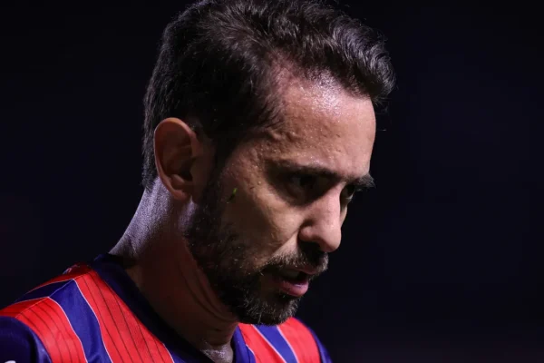 Ex-Flamengo, Everton Ribeiro enfrenta má fase no Bahia e torcida critica: ‘idade chegou’