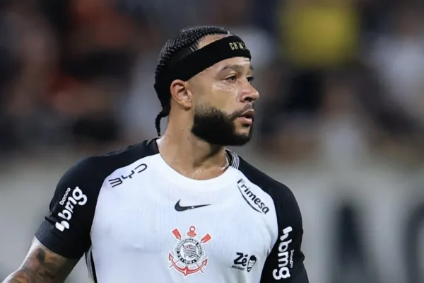 Lingard revela: Memphis Depay se dedica ao máximo para voltar ao Corinthians