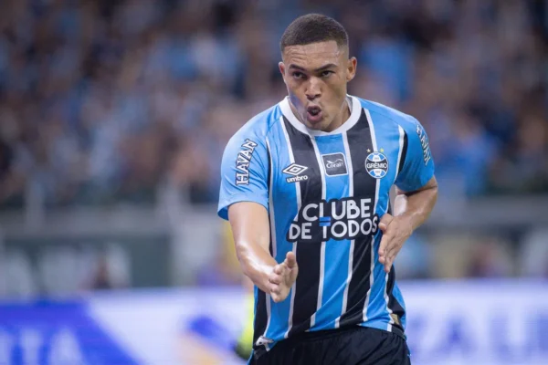 Carlos Vinícius supera Neymar e domina média de gols no Brasileirão