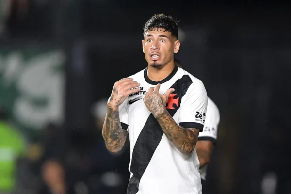 Pressão sobe: torcida do Vasco explode com Saldívia após erro fatal