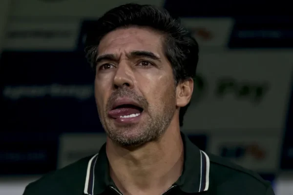 Abel Ferreira coloca pressão na arbitragem antes do duelo com o Flamengo