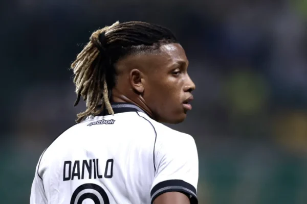 Flamengo de olho em Danilo: Botafogo pede fortuna e Europa atrapalha