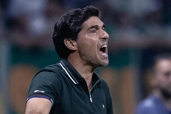 Abel Ferreira ignora vitória e detona calendário: ‘Quem joga consistente?’