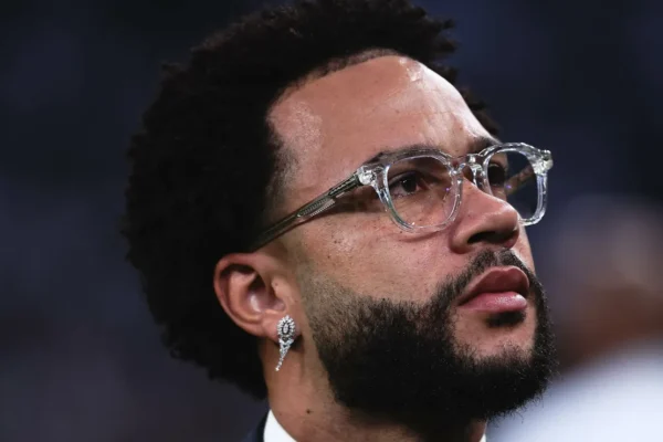 Memphis Depay aceita redução salarial e fica no Corinthians, confirma Marcelo Paz