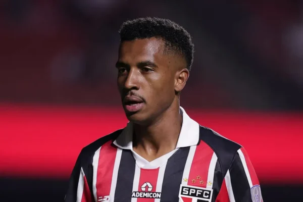 Marcos Antônio volta a treinar no gramado após lesão grave; São Paulo monitora recuperação