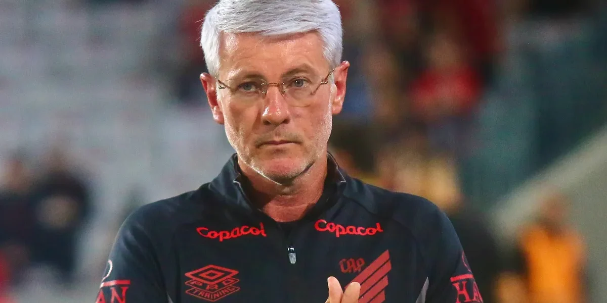 Vasco x Athletico: Odair perde artilheiro e faz mudanças