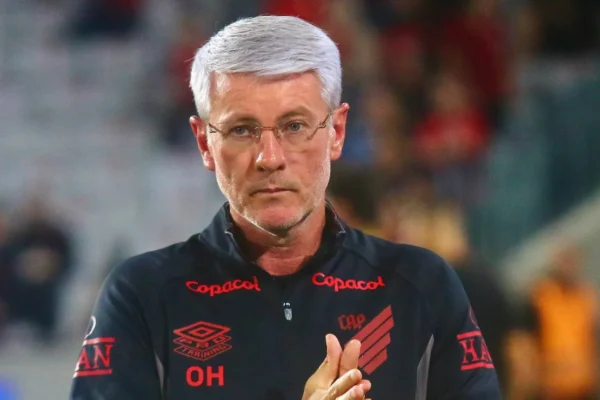 Vasco x Athletico: Odair perde artilheiro e faz mudanças