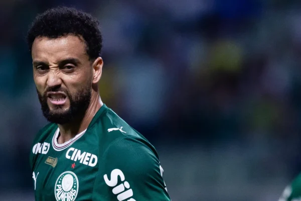 Golaço e preocupação: Felipe Anderson marca, sente lesão e Palmeiras empata com Cruzeiro