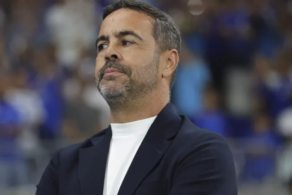 Jovens salvam Artur Jorge: Cruzeiro vira sobre o Bahia fora de casa