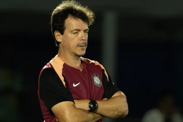 Corinthians x São Paulo: Diniz testa novidade no meio e escala time com Garro e Lingard