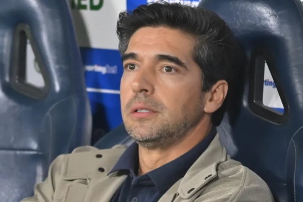 Abel Ferreira abre o jogo: Paulinho ainda não pode jogar 100% no Palmeiras