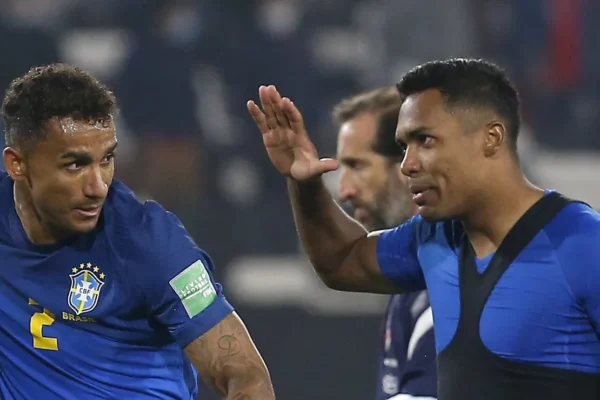 Ancelotti vê Alex Sandro e Danilo na mira da torcida após jogo do Flamengo