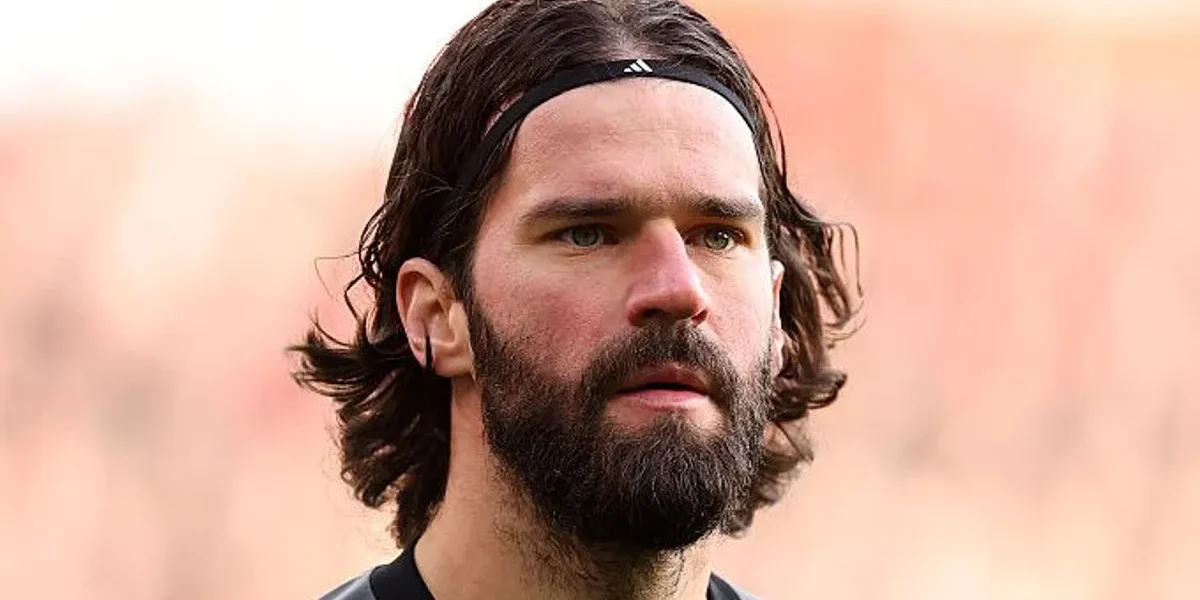Arne Slot revela situação de Alisson: goleiro do Brasil volta quando?