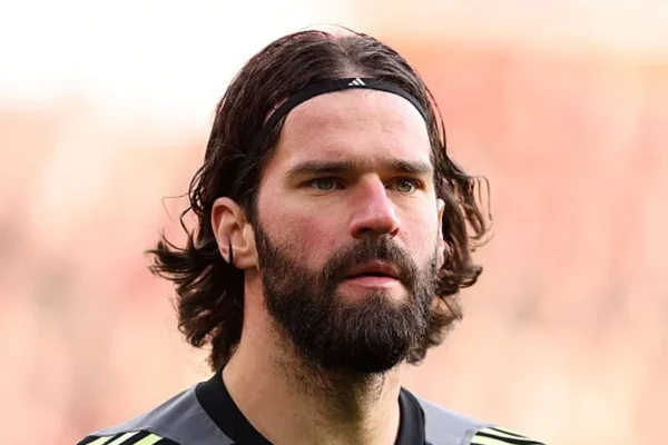 Arne Slot revela situação de Alisson: goleiro do Brasil volta quando?