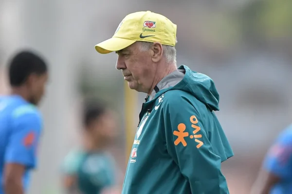 Ancelotti define time base para Copa; Neymar treina de tênis