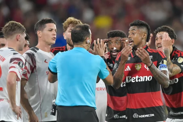 PC Oliveira aponta erro grave do VAR em pênalti não marcado para o Flamengo
