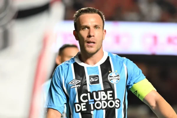 Grêmio espera Juventus definir futuro de Arthur para avançar