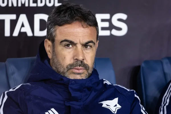 Artur Jorge promete 4 mudanças no Cruzeiro contra o Goiás; confira o time