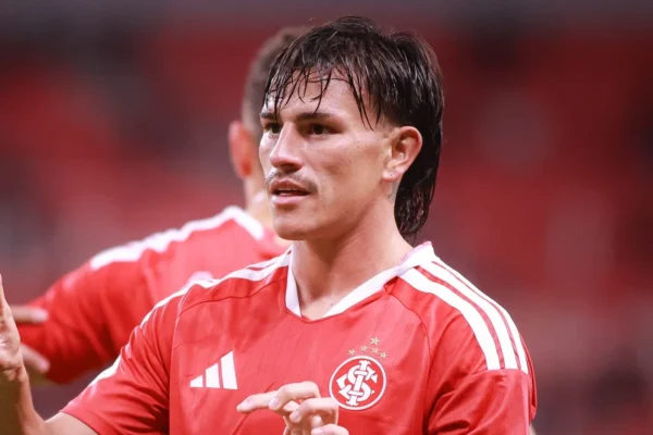 Bernabei na mira: Internacional decide futuro do lateral argentino