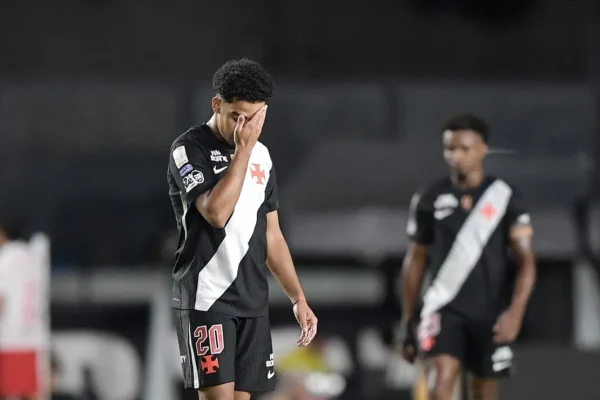 Vasco repete erro, é dominado em casa e perde para o Bragantino
