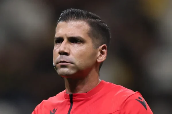 PC Oliveira valida pênalti polêmico em Cruzeiro x Goiás