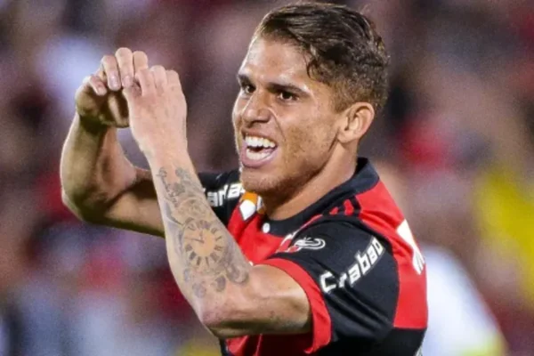 Ex-Flamengo, Cuéllar exige R$ 15 milhões do Grêmio na véspera do duelo