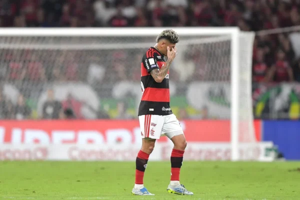 Torcida do Flamengo explode contra Carrascal no Maracanã: ‘Vai se f****’