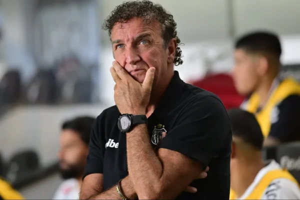 Cuca decide entre Igor Vinícius e Mayke para clássico contra o Palmeiras