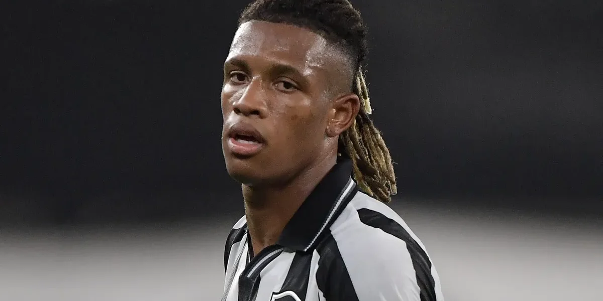 Danilo quebra silêncio sobre futuro e garante foco total no Botafogo