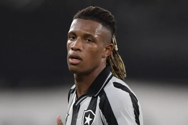 Danilo quebra silêncio sobre futuro e garante foco total no Botafogo