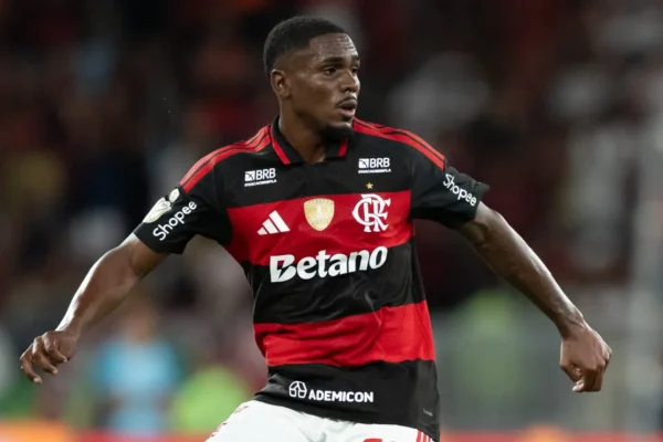 Evertton Araújo acerta trave e quase faz golaço pelo Flamengo na Libertadores