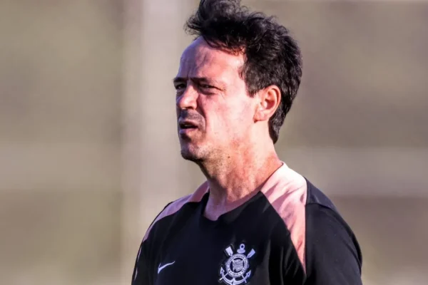 Fernando Diniz conquista os bastidores do Corinthians com atitude no CT
